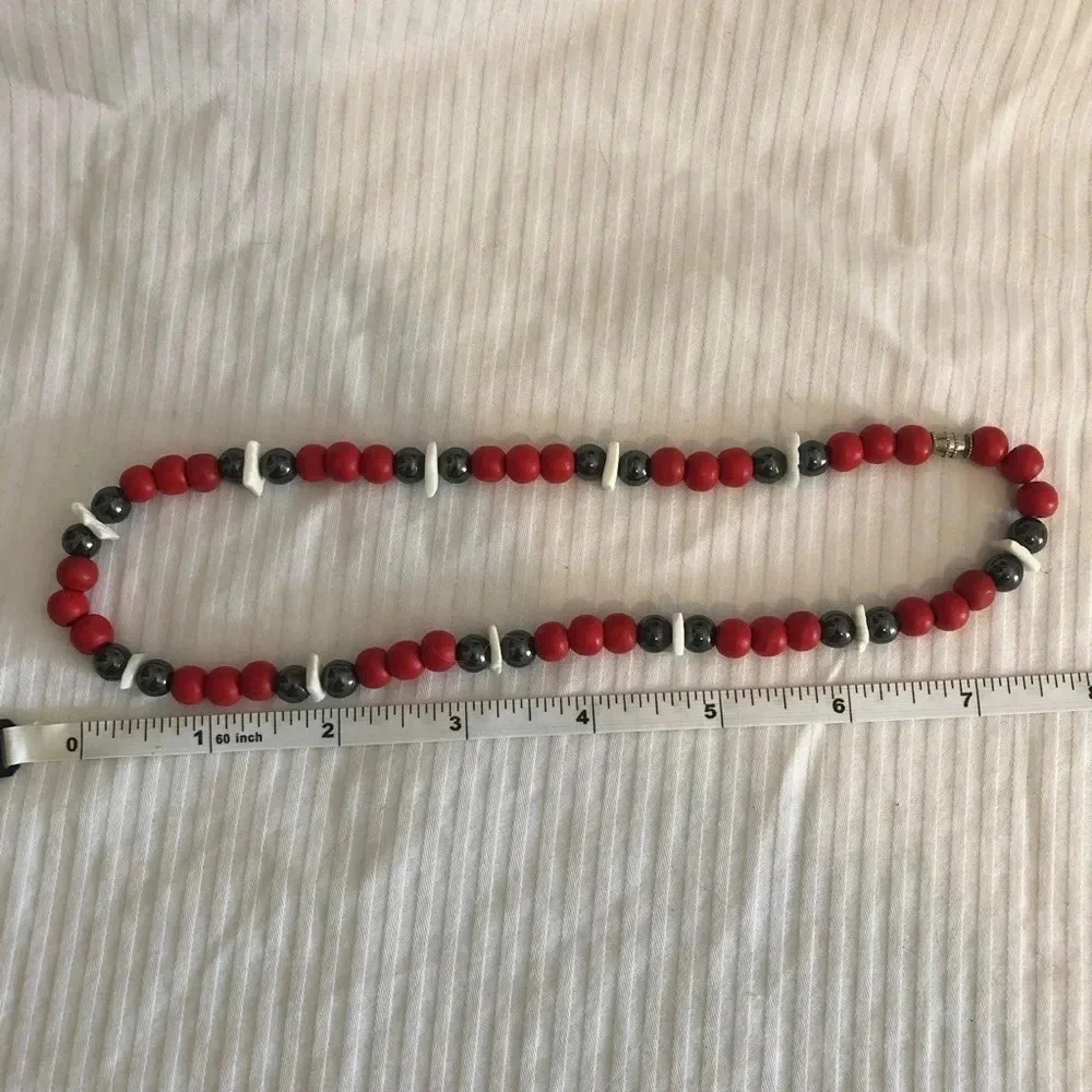 8 inch Unisex Tahitian style beaded‎ necklace black white and red colors.